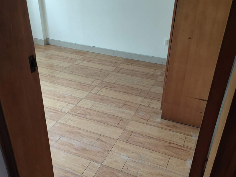 舊地板翻新：1、舊地板翻新前應(yīng)確保屋內(nèi)的潔凈，搬出屋內(nèi)所有物品。2、將地板原有表面打磨掉1-2毫米。 3、然后進(jìn)行刮膩?zhàn)?、上色、上漆、上蠟拋光。我們要特別重視刷漆這一步驟，一般刷一遍底漆，兩遍面漆，遇到地板表面存有瑕疵的情況需多刷幾遍底漆。