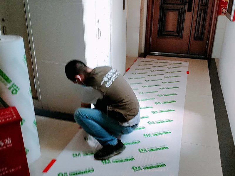 客廳瓷磚鋪貼:干鋪法和濕鋪法。主流的是干鋪法，因為干鋪法能有效避免瓷磚在鋪磚過程中造成氣泡、空鼓等現(xiàn)象（空鼓可能會導(dǎo)致瓷磚破裂），但是干鋪法技術(shù)含量較高，比較費工 1、混凝土墻面處理：用火堿水或其他洗滌劑將施工面清洗干凈，用1 ：1水泥砂漿甩成小拉毛，兩天后抹成1：3水泥砂漿底層。 2、磚墻面處理：將施工面清理干凈，然后用清水打濕墻面，抹1：3水泥砂漿底層。 3、舊建筑面處理：清理原施工面污垢，并將此面用手鑿處理成毛墻面。 4、瓷磚鋪貼前應(yīng)充分浸水，以保證鋪貼牢固。