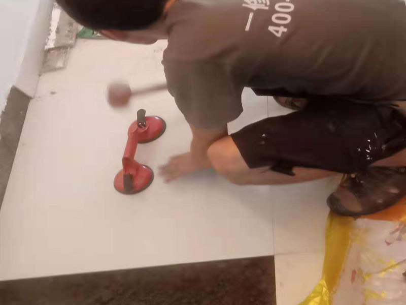 客廳瓷磚鋪貼:干鋪法和濕鋪法。主流的是干鋪法，因為干鋪法能有效避免瓷磚在鋪磚過程中造成氣泡、空鼓等現(xiàn)象（空鼓可能會導(dǎo)致瓷磚破裂），但是干鋪法技術(shù)含量較高，比較費工 1、混凝土墻面處理：用火堿水或其他洗滌劑將施工面清洗干凈，用1 ：1水泥砂漿甩成小拉毛，兩天后抹成1：3水泥砂漿底層。 2、磚墻面處理：將施工面清理干凈，然后用清水打濕墻面，抹1：3水泥砂漿底層。 3、舊建筑面處理：清理原施工面污垢，并將此面用手鑿處理成毛墻面。 4、瓷磚鋪貼前應(yīng)充分浸水，以保證鋪貼牢固。