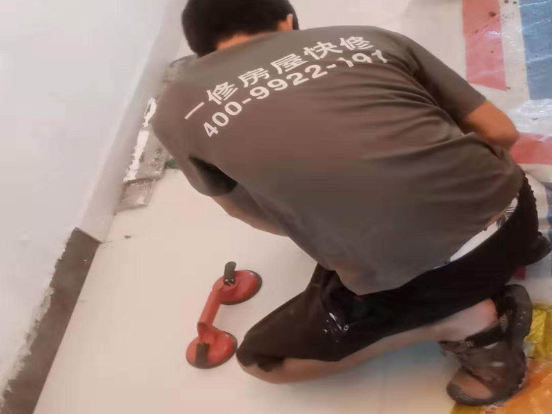 客廳瓷磚鋪貼:干鋪法和濕鋪法。主流的是干鋪法，因為干鋪法能有效避免瓷磚在鋪磚過程中造成氣泡、空鼓等現(xiàn)象（空鼓可能會導(dǎo)致瓷磚破裂），但是干鋪法技術(shù)含量較高，比較費工 1、混凝土墻面處理：用火堿水或其他洗滌劑將施工面清洗干凈，用1 ：1水泥砂漿甩成小拉毛，兩天后抹成1：3水泥砂漿底層。 2、磚墻面處理：將施工面清理干凈，然后用清水打濕墻面，抹1：3水泥砂漿底層。 3、舊建筑面處理：清理原施工面污垢，并將此面用手鑿處理成毛墻面。 4、瓷磚鋪貼前應(yīng)充分浸水，以保證鋪貼牢固。