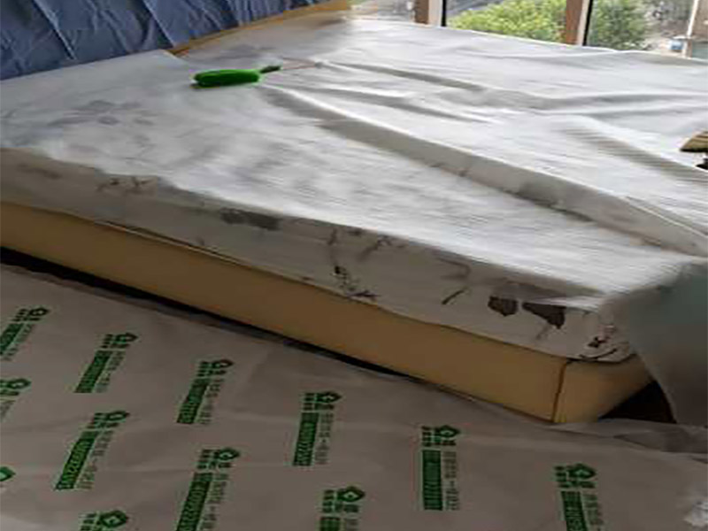 家具保護(hù)措施：1、做好入戶門保護(hù) 　　各類裝修物料的進(jìn)場(chǎng)、建筑裝修的清理都必須經(jīng)過(guò)入戶門。在對(duì)物品進(jìn)行搬運(yùn)時(shí)，難免會(huì)與入戶門發(fā)生磕碰及摩擦。因此，在進(jìn)行成品保護(hù)時(shí)，我們首先要做好入戶門的保護(hù)。 　　建議，在裝修開工前知道家具家電進(jìn)場(chǎng)，都應(yīng)當(dāng)使用成品保護(hù)膜將入戶門進(jìn)行包裹。 　　2、做好水電改造期間的成品保護(hù) 　　水電改造是基礎(chǔ)裝修，水電裝修的質(zhì)量好壞，直接決定著后期的施工和使用。因此，在進(jìn)行水電改造時(shí)，同樣需要做好成品保護(hù)工作。水電改造完成后，應(yīng)當(dāng)對(duì)各種管線進(jìn)行規(guī)范的固定，以防脫落;對(duì)裸露的線頭要進(jìn)行包裹，以防發(fā)生觸電的危險(xiǎn);做好地面裸線管的固定和保護(hù)，防止被踩壞。同時(shí)，在搬運(yùn)物料時(shí)，也不要破壞地面鋪設(shè)的管線。 　　3、做好瓷磚、地板的鋪貼保護(hù) 　　進(jìn)行裝修施工時(shí)，磁環(huán)邊鋪邊勾縫，在崗鋪設(shè)的瓷磚、地板上堆放雜物、走動(dòng)踩踏，地板沒(méi)有使用成品保護(hù)膜覆蓋等都會(huì)影響瓷磚及地板的鋪貼效果，使瓷磚出現(xiàn)施工質(zhì)量問(wèn)題。