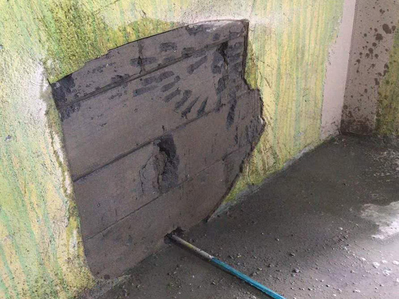 墻面空鼓修補：1、用切割機沿著空鼓的地方切割出空鼓范圍，刀口深度要掌握，并比實際空鼓范圍稍大，不能用鏨子鑿，那樣可能會造成空鼓范圍越來越大。 2、基層清理干凈，用水潤濕，用1:3水泥砂漿分兩次修補，抹壓，然后批膩子，刷墻漆。如果是混凝土基層，修補前應(yīng)涂刷混凝土界面劑，否則還會空鼓。