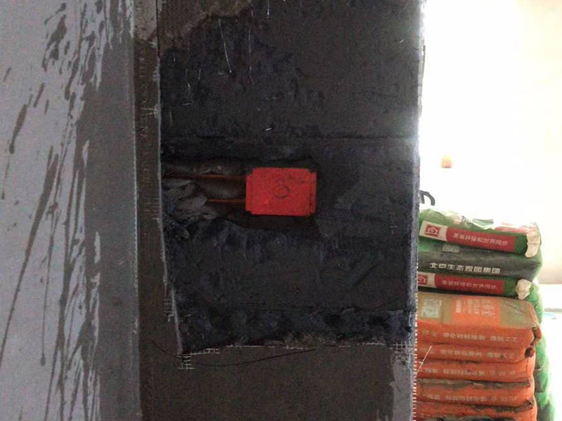 墻面空鼓修補：1、用切割機沿著空鼓的地方切割出空鼓范圍，刀口深度要掌握，并比實際空鼓范圍稍大，不能用鏨子鑿，那樣可能會造成空鼓范圍越來越大。 2、基層清理干凈，用水潤濕，用1:3水泥砂漿分兩次修補，抹壓，然后批膩子，刷墻漆。如果是混凝土基層，修補前應(yīng)涂刷混凝土界面劑，否則還會空鼓。