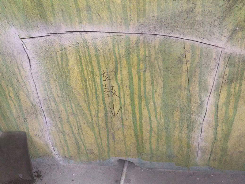 墻面空鼓修補：1、用切割機沿著空鼓的地方切割出空鼓范圍，刀口深度要掌握，并比實際空鼓范圍稍大，不能用鏨子鑿，那樣可能會造成空鼓范圍越來越大。 2、基層清理干凈，用水潤濕，用1:3水泥砂漿分兩次修補，抹壓，然后批膩子，刷墻漆。如果是混凝土基層，修補前應(yīng)涂刷混凝土界面劑，否則還會空鼓。