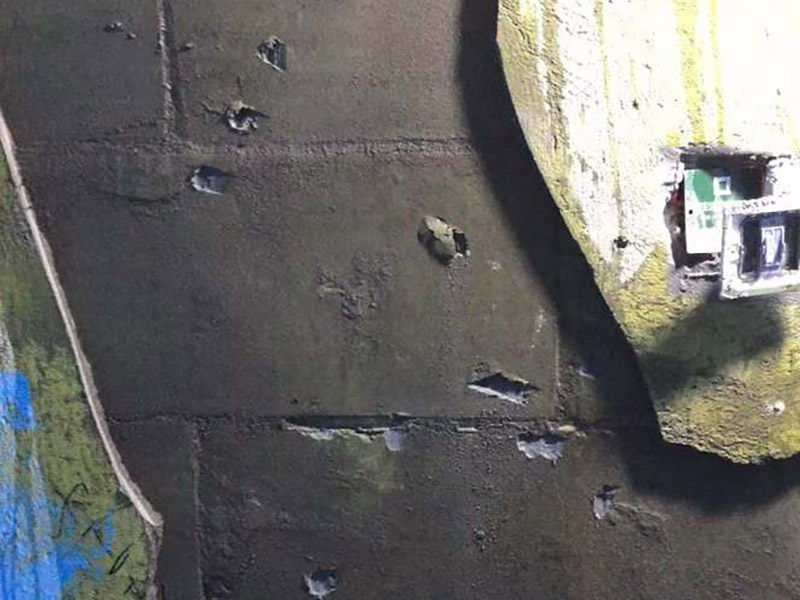 墻面空鼓修補：1、用切割機沿著空鼓的地方切割出空鼓范圍，刀口深度要掌握，并比實際空鼓范圍稍大，不能用鏨子鑿，那樣可能會造成空鼓范圍越來越大。 2、基層清理干凈，用水潤濕，用1:3水泥砂漿分兩次修補，抹壓，然后批膩子，刷墻漆。如果是混凝土基層，修補前應(yīng)涂刷混凝土界面劑，否則還會空鼓。