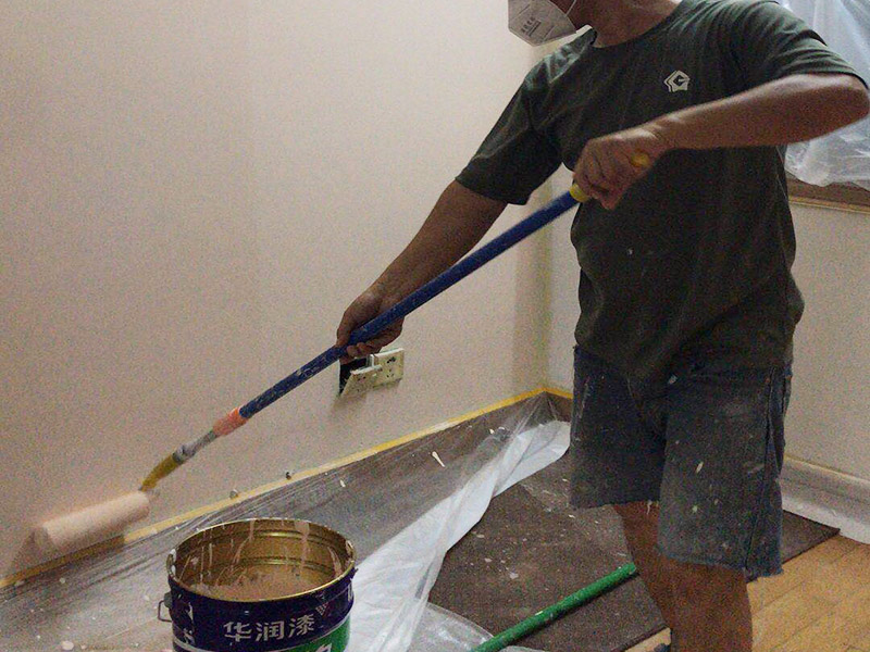 墻面乳膠漆粉刷:毛坯的墻體或者已經做好1道膩子層的房子，基層要求基層必須平整堅固。不得有粉化、起砂、空鼓、脫落等現象。基層不平和坑洼面應該配套膩子刮平。陰陽角必須通過彈墨線來找垂直的鋁通來衡量水平垂直的整度。后一遍膩子應在前一遍膩子完全干后方能施工。  噴槍的效果會比較好，會出現墻面的顆粒狀，比較自然，速度快，省時，但是不太容易修補。噴涂時手握噴槍要平穩(wěn)，噴嘴距離墻面距離最好是30-50厘米，不能太近或過遠。噴槍有規(guī)律地移動，橫、縱向呈S形涂墻面。一般每分鐘應在400~600毫米間勻速運動。要注意接茬部位顏色一致、厚薄均勻，且要防止漏噴、流淌。 批的效果最好，但最費料。不過，批的話可以不要太好的涂料，普通的乳膠漆批出來的效果也很好。