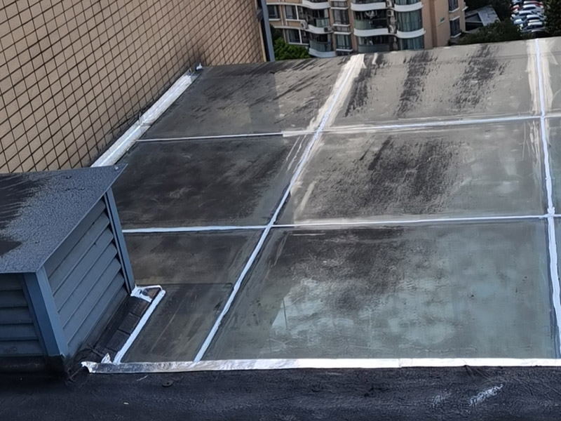 陽光房屋頂防水施工：1.首先確定漏水的位置，是墻體與鋁合金型材結(jié)合處，還是陽du光房型材玻璃之間漏水。 2.假設(shè)是墻zhi體與鋁合金型材結(jié)合處，這個比較麻煩，因為這種情況一般多發(fā)生于使用1年或者1年以上的陽光房，墻體和鋁材的結(jié)合位置，會有很大的滲水現(xiàn)象，僅僅打膠處理是不行的，治標不治本，過不了多久還會漏，這個必須要用sbs（瀝青防水卷材）處理，這樣才能真正做到防水.具體操作需要專業(yè)人員進行處理。 3.假設(shè)是陽光房型材與玻璃之間漏水，這里可以用防水膠處理的，一般可以選擇道康寧硅酮耐候密封膠。