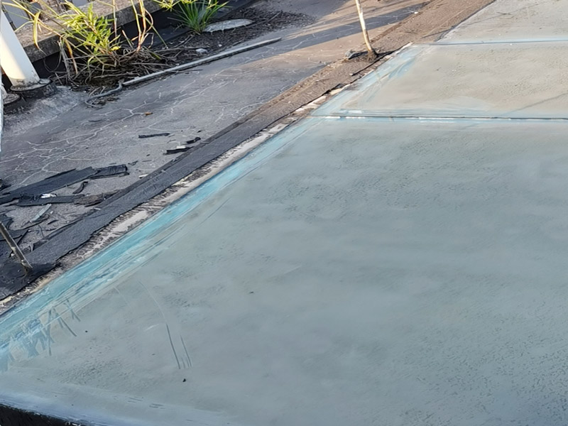 陽光房屋頂防水施工：1.首先確定漏水的位置，是墻體與鋁合金型材結(jié)合處，還是陽du光房型材玻璃之間漏水。 2.假設(shè)是墻zhi體與鋁合金型材結(jié)合處，這個比較麻煩，因為這種情況一般多發(fā)生于使用1年或者1年以上的陽光房，墻體和鋁材的結(jié)合位置，會有很大的滲水現(xiàn)象，僅僅打膠處理是不行的，治標不治本，過不了多久還會漏，這個必須要用sbs（瀝青防水卷材）處理，這樣才能真正做到防水.具體操作需要專業(yè)人員進行處理。 3.假設(shè)是陽光房型材與玻璃之間漏水，這里可以用防水膠處理的，一般可以選擇道康寧硅酮耐候密封膠。