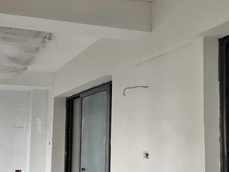 陽臺墻面刷漆:陽臺只涂漆的話，過不了多長時間墻面就會因為潮濕而發(fā)霉甚至脫落。選擇用外墻漆來刷陽臺墻面，具有防曬的功能。專項專用，刷陽臺墻用專業(yè)的外墻漆，其重要的一項指標(biāo)是抗紫外線照射，即使長時間照射也不變色。陽臺的內(nèi)墻是要求有抗水性和自洗性的，漆膜要硬，平整，臟污一沖就掉。