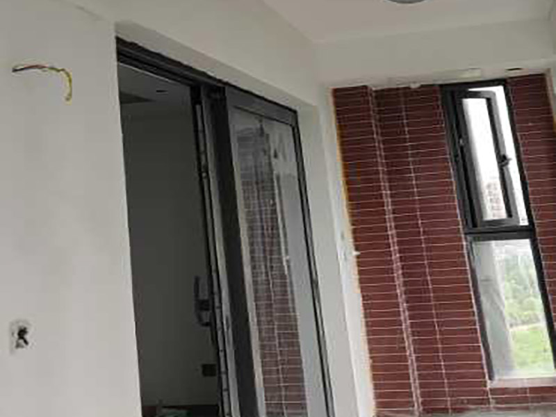 陽臺墻面刷漆:陽臺只涂漆的話，過不了多長時間墻面就會因為潮濕而發(fā)霉甚至脫落。選擇用外墻漆來刷陽臺墻面，具有防曬的功能。專項專用，刷陽臺墻用專業(yè)的外墻漆，其重要的一項指標(biāo)是抗紫外線照射，即使長時間照射也不變色。陽臺的內(nèi)墻是要求有抗水性和自洗性的，漆膜要硬，平整，臟污一沖就掉。