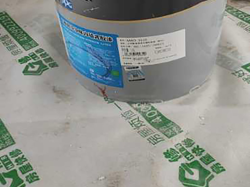 陽臺墻面刷漆:陽臺只涂漆的話，過不了多長時間墻面就會因為潮濕而發(fā)霉甚至脫落。選擇用外墻漆來刷陽臺墻面，具有防曬的功能。專項專用，刷陽臺墻用專業(yè)的外墻漆，其重要的一項指標(biāo)是抗紫外線照射，即使長時間照射也不變色。陽臺的內(nèi)墻是要求有抗水性和自洗性的，漆膜要硬，平整，臟污一沖就掉。