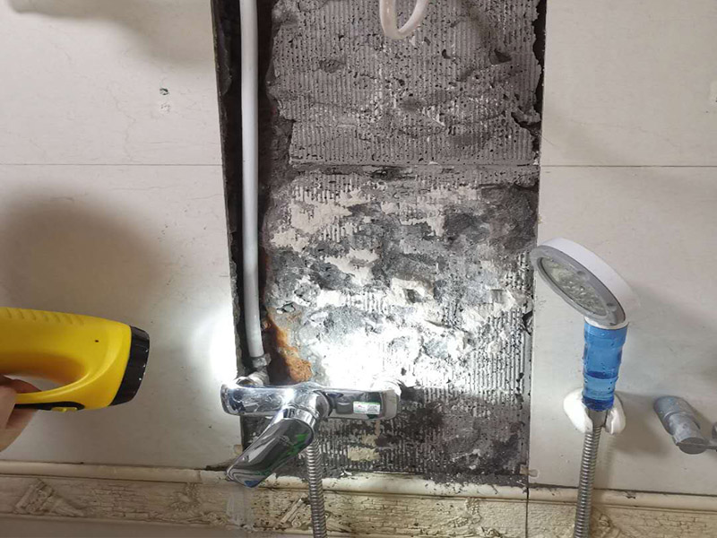 熱水器水管漏水維修：水管漏水修補(bǔ)要先找到漏水點，然后針對性修補(bǔ)，水管裂縫小可以直接將在漏水處涂抹上玻璃膠，但是要先關(guān)閉水閘、保持滲漏處干燥才能施工，玻璃膠干了之后才可以打開水閘，若是破損大，可將其切掉，用一節(jié)新水管和兩個接頭來修補(bǔ)，并在接頭處涂抹膠水密封。