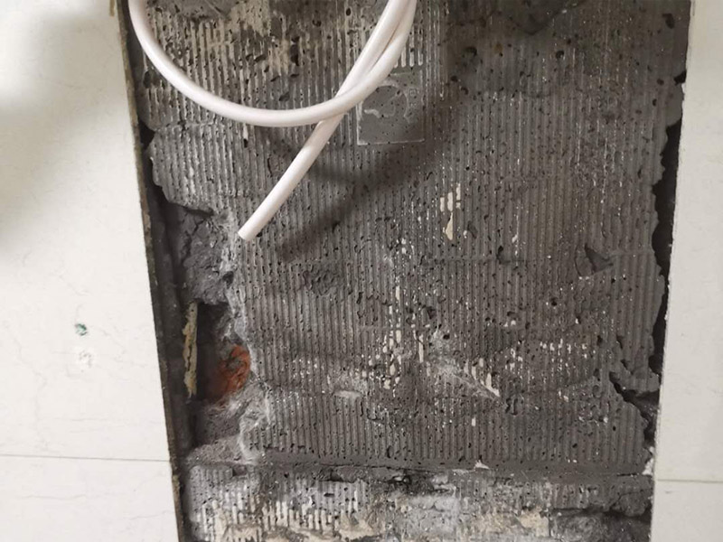 熱水器水管漏水維修：水管漏水修補(bǔ)要先找到漏水點，然后針對性修補(bǔ)，水管裂縫小可以直接將在漏水處涂抹上玻璃膠，但是要先關(guān)閉水閘、保持滲漏處干燥才能施工，玻璃膠干了之后才可以打開水閘，若是破損大，可將其切掉，用一節(jié)新水管和兩個接頭來修補(bǔ)，并在接頭處涂抹膠水密封。