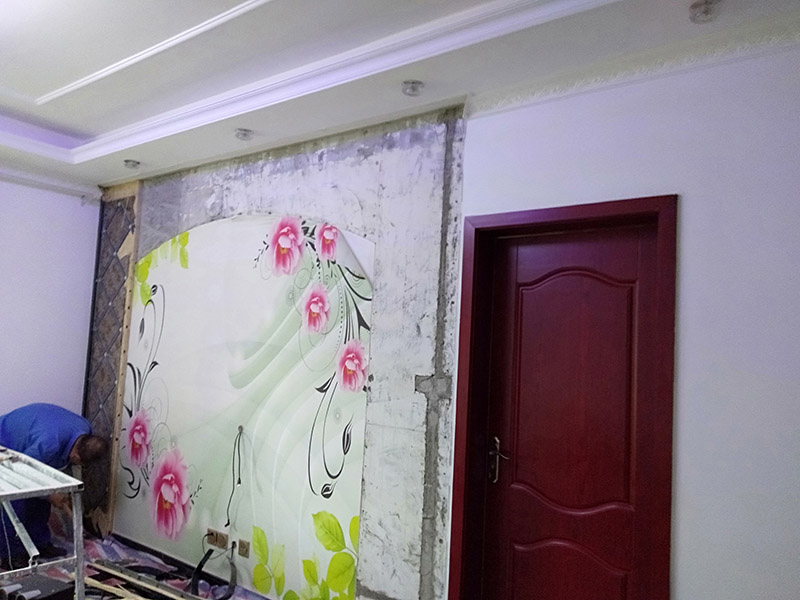 客廳背景墻翻新：電視背景墻五花八門，在選擇的時候一定要看看家里原本的裝修色調(diào)是怎樣的，一定要做好色調(diào)的搭配，這樣才不會太突兀，不能一味的追求電視背景墻單獨的美感，與整間房間色調(diào)和諧才能看著更順眼。 裝修的時候一定要找專業(yè)的人員裝修，哪怕只是周圍的一圈茶色的玻璃，如果玻璃膠打不好的話，也是很難看的，而且還有可能過一段時間脫落，所以還是一次性到位的好。