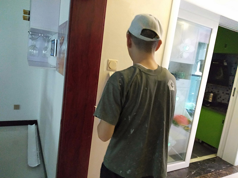 客廳背景墻翻新：電視背景墻五花八門，在選擇的時候一定要看看家里原本的裝修色調(diào)是怎樣的，一定要做好色調(diào)的搭配，這樣才不會太突兀，不能一味的追求電視背景墻單獨的美感，與整間房間色調(diào)和諧才能看著更順眼。 裝修的時候一定要找專業(yè)的人員裝修，哪怕只是周圍的一圈茶色的玻璃，如果玻璃膠打不好的話，也是很難看的，而且還有可能過一段時間脫落，所以還是一次性到位的好。