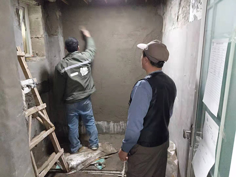 廁所墻面找平：1.基層，及與結(jié)構(gòu)板接觸哪層，用水泥砂漿抹成。 建議設(shè)內(nèi)地漏，基層要平整并向地漏方向找坡?？繅肮芨幘ǔ鰣A角。 2.基層防水，材料因地制宜，特別注意靠墻及管根等易發(fā)生滲漏的部位，應(yīng)做一些特殊的防水、堵漏處理。攪勻防水材料，第一層涂膜應(yīng)該是將防水料用刮板均勻涂刮在基層表面上，厚度為0.6mm以上，要均勻一致，操作時先墻面后地面，從內(nèi)向外退著操作,不能有局部沉積，不留氣泡，粘結(jié)嚴實。地面防水層應(yīng)涂刷出衛(wèi)生間門口以外300寬，應(yīng)高出地面200，淋浴墻面防水層應(yīng)高出地面1800mm。下一遍涂刷方向與上一遍垂直。最后一遍涂膜半固化時，拋拽粗砂粒，便于日后與水泥砂漿結(jié)合。待干固后做閉水試驗幾天，觀察無滲漏方好。 3.保護層用水泥砂漿抹平。 4.回填建議最理想用陶粒，次之用輕質(zhì)磚，常用建渣，亦可架空，煤渣也可較少了。回填中注意保護成品。