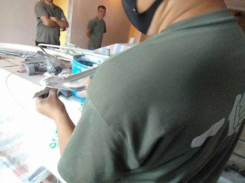 墻面貼石膏線：首先要打好墨斗直線，將石膏線條與墻、頂面粘貼處已作過乳膠漆的要鏟除去并刷界面增敲擊固底，量好尺度將挑好的石膏線（皎白細(xì)膩，光亮度高，背部平坦）依據(jù)適宜尺度做切開，用801膠和白石膏粉諧和，然后均勻的打在石膏線反面，然后依據(jù)視點(diǎn)貼，對(duì)花一定要聯(lián)接妥當(dāng)，接口的當(dāng)?shù)匾欢ㄒ教?，有縫隙的當(dāng)?shù)赜冒资喾勰ㄆ剑逅鎏幚怼?用膠水和白石膏粉調(diào)和,然后均勻的打在石膏線背面,然后根據(jù)角度貼就行了,重要的是對(duì)花,接口的地方一定要平整!