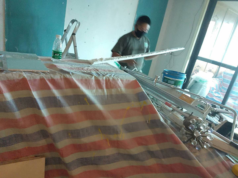 墻面貼石膏線：首先要打好墨斗直線，將石膏線條與墻、頂面粘貼處已作過乳膠漆的要鏟除去并刷界面增敲擊固底，量好尺度將挑好的石膏線（皎白細(xì)膩，光亮度高，背部平坦）依據(jù)適宜尺度做切開，用801膠和白石膏粉諧和，然后均勻的打在石膏線反面，然后依據(jù)視點(diǎn)貼，對(duì)花一定要聯(lián)接妥當(dāng)，接口的當(dāng)?shù)匾欢ㄒ教梗锌p隙的當(dāng)?shù)赜冒资喾勰ㄆ剑逅鎏幚怼?用膠水和白石膏粉調(diào)和,然后均勻的打在石膏線背面,然后根據(jù)角度貼就行了,重要的是對(duì)花,接口的地方一定要平整!