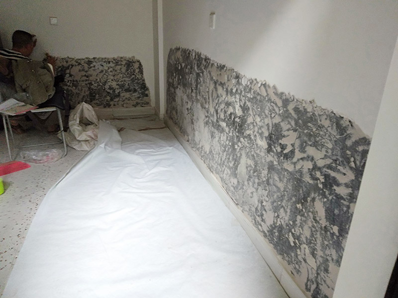 墻面局部鏟除防水：1、清理墻面：以鏟刀清除墻面已松動(dòng)的膩?zhàn)訉印Ｓ苗P刀無(wú)法清除的膩?zhàn)訉?，可以用小錘子輕輕敲擊，如果沒(méi)有空鼓的聲音，并且敲后仍不松動(dòng)的地方可以保留原有的基層。 2、清洗墻面：用清潔水或洗滌靈將表面的浮塵、油污進(jìn)行徹底清洗干凈，然后用高壓水槍進(jìn)行徹底沖洗，清除已粉化的涂層。 3、修補(bǔ)墻面： （1）基層起皮的處理方法：鋼絲刷刷掉起皮的涂料面層，刷界面劑，重新進(jìn)行涂料施工。 （2）基層裂縫的處理方法：開(kāi)V型槽，掛抗堿玻纖網(wǎng)格布，水泥砂漿抹面，批刮柔性膩?zhàn)?，進(jìn)行涂料施工。 （3）基層空鼓的處理方法：云石機(jī)切出空鼓的墻面，薄而多遍的水泥砂漿抹面，達(dá)到原有墻面的高度，刷界面劑，然后進(jìn)行涂料施工。