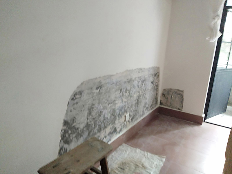 墻面局部鏟除防水：1、清理墻面：以鏟刀清除墻面已松動(dòng)的膩?zhàn)訉?。用鏟刀無(wú)法清除的膩?zhàn)訉?，可以用小錘子輕輕敲擊，如果沒(méi)有空鼓的聲音，并且敲后仍不松動(dòng)的地方可以保留原有的基層。 2、清洗墻面：用清潔水或洗滌靈將表面的浮塵、油污進(jìn)行徹底清洗干凈，然后用高壓水槍進(jìn)行徹底沖洗，清除已粉化的涂層。 3、修補(bǔ)墻面： （1）基層起皮的處理方法：鋼絲刷刷掉起皮的涂料面層，刷界面劑，重新進(jìn)行涂料施工。 （2）基層裂縫的處理方法：開(kāi)V型槽，掛抗堿玻纖網(wǎng)格布，水泥砂漿抹面，批刮柔性膩?zhàn)樱M(jìn)行涂料施工。 （3）基層空鼓的處理方法：云石機(jī)切出空鼓的墻面，薄而多遍的水泥砂漿抹面，達(dá)到原有墻面的高度，刷界面劑，然后進(jìn)行涂料施工。