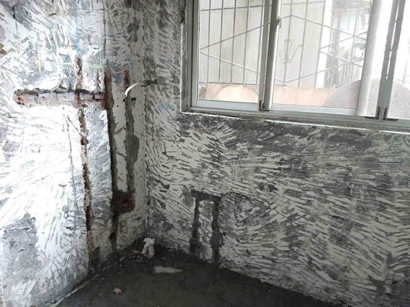 陽臺墻面基層鏟除：用鏟刮墻，很難鏟掉的應(yīng)該是水泥墻面很容易鏟掉的就是大加膠水的&ldquo;大白膩子&rdquo;，由于其易受潮粉化并含有甲醛的工程膠水，需要鏟除。  封固層處理。 首先，清除空鼓，用水浸濕墻面層，鏟掉墻皮。第二，墻面輥刷界面劑清理浮灰，提高附著力。最后，用找平修補砂漿修補空鼓、線槽、孔洞，嵌縫石膏進行溝縫處理。  厚找平層處理。 平整度好的毛坯墻(毛坯房交房規(guī)范平整度在?3毫米)就不需要用找平修補砂漿進行厚找平了，直接用耐水膩子或功能型生態(tài)膩子進行精找平就可以。 精找平層處理。 厚找平層處理完后，就可以批刮耐水膩子或其他功能型生態(tài)膩子進行精找平了，需根據(jù)膩子的施工說明要求進行施工，特別要注意充分均勻攪拌、批刮厚度。