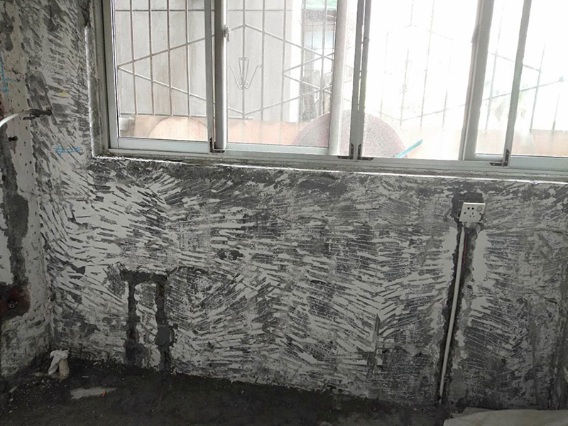 陽臺墻面基層鏟除：用鏟刮墻，很難鏟掉的應(yīng)該是水泥墻面很容易鏟掉的就是大加膠水的&ldquo;大白膩子&rdquo;，由于其易受潮粉化并含有甲醛的工程膠水，需要鏟除。  封固層處理。 首先，清除空鼓，用水浸濕墻面層，鏟掉墻皮。第二，墻面輥刷界面劑清理浮灰，提高附著力。最后，用找平修補砂漿修補空鼓、線槽、孔洞，嵌縫石膏進行溝縫處理。  厚找平層處理。 平整度好的毛坯墻(毛坯房交房規(guī)范平整度在?3毫米)就不需要用找平修補砂漿進行厚找平了，直接用耐水膩子或功能型生態(tài)膩子進行精找平就可以。 精找平層處理。 厚找平層處理完后，就可以批刮耐水膩子或其他功能型生態(tài)膩子進行精找平了，需根據(jù)膩子的施工說明要求進行施工，特別要注意充分均勻攪拌、批刮厚度。