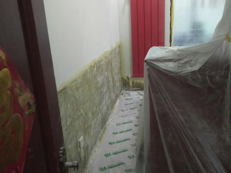 墻裙基層鏟除翻新：白墻或者裸墻局部起鼓或者輕微龜裂剝落的話，可以把出現(xiàn)問題的地方鏟除，并將鏟除部分的邊緣磨平滑后，重新刮一次膩?zhàn)樱系灼幔偎⒃偻?，不過可能會(huì)跟原來的墻面有一點(diǎn)色差。 全面施工等于重新裝修一樣，工程量是最大的，適用于存在多處開裂、掉皮、起粉現(xiàn)象的墻面。首先墻面要全部鏟除至水泥層，若是一些居住年代(如80年代以前)較久未裝修的房子，更是需要鏟除到磚墻體表面，然后全面施工翻新墻面：平整墻面&mdash;&mdash;固化基層&mdash;&mdash;刷界面劑&mdash;&mdash;批刮三遍耐水膩?zhàn)?mdash;&mdash;墻面打磨&mdash;&mdash;上一遍底漆&mdash;&mdash;上兩次效果面漆。