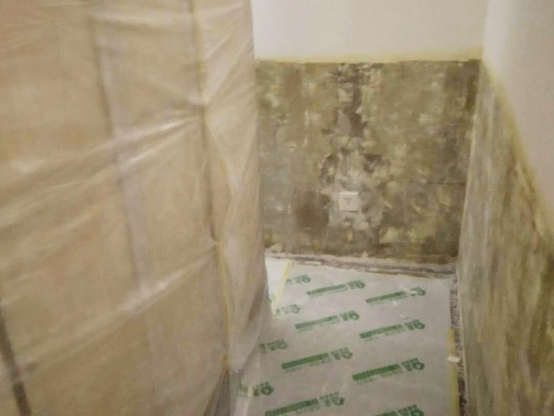 墻裙基層鏟除翻新：白墻或者裸墻局部起鼓或者輕微龜裂剝落的話，可以把出現(xiàn)問題的地方鏟除，并將鏟除部分的邊緣磨平滑后，重新刮一次膩?zhàn)?，上底漆，再刷再涂，不過可能會(huì)跟原來的墻面有一點(diǎn)色差。 全面施工等于重新裝修一樣，工程量是最大的，適用于存在多處開裂、掉皮、起粉現(xiàn)象的墻面。首先墻面要全部鏟除至水泥層，若是一些居住年代(如80年代以前)較久未裝修的房子，更是需要鏟除到磚墻體表面，然后全面施工翻新墻面：平整墻面&mdash;&mdash;固化基層&mdash;&mdash;刷界面劑&mdash;&mdash;批刮三遍耐水膩?zhàn)?mdash;&mdash;墻面打磨&mdash;&mdash;上一遍底漆&mdash;&mdash;上兩次效果面漆。