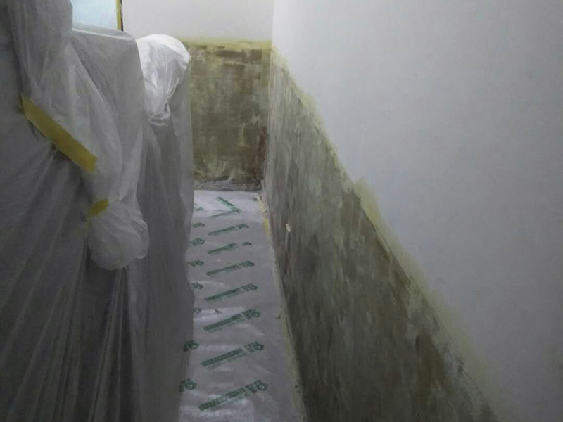 墻裙基層鏟除翻新：白墻或者裸墻局部起鼓或者輕微龜裂剝落的話，可以把出現(xiàn)問題的地方鏟除，并將鏟除部分的邊緣磨平滑后，重新刮一次膩?zhàn)樱系灼?，再刷再涂，不過可能會(huì)跟原來的墻面有一點(diǎn)色差。 全面施工等于重新裝修一樣，工程量是最大的，適用于存在多處開裂、掉皮、起粉現(xiàn)象的墻面。首先墻面要全部鏟除至水泥層，若是一些居住年代(如80年代以前)較久未裝修的房子，更是需要鏟除到磚墻體表面，然后全面施工翻新墻面：平整墻面&mdash;&mdash;固化基層&mdash;&mdash;刷界面劑&mdash;&mdash;批刮三遍耐水膩?zhàn)?mdash;&mdash;墻面打磨&mdash;&mdash;上一遍底漆&mdash;&mdash;上兩次效果面漆。