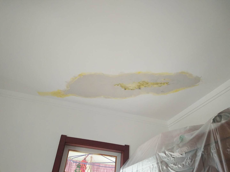 頂面空鼓維修：1、對空鼓區(qū)域進(jìn)行基本的處理，然后采用隔離劑對空鼓區(qū)域進(jìn)行基本的處理，清理干凈殘留物品，然后抹上一層膠膜。 2、進(jìn)行維修的時候一定要保持空鼓區(qū)域的濕潤性，提前一天進(jìn)行處理，然后在開始之前要進(jìn)行灑水處理。 3、為了保險起見，我們需要進(jìn)行封層抹灰的清理方面，第一次抹灰的時候，一定要抹實，以薄為主要，帶底灰完成之后，等一會就可以進(jìn)行二次抹灰了，第二次抹灰以厚度為主要，同時要注意平整性處理，處理完之后等待七八成晾干的情況下，就可以進(jìn)行最后一步工作了，進(jìn)行最后的抹灰處理，一般整體厚度不超過15mm就行了。