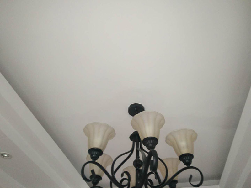 頂面空鼓維修：1、對空鼓區(qū)域進(jìn)行基本的處理，然后采用隔離劑對空鼓區(qū)域進(jìn)行基本的處理，清理干凈殘留物品，然后抹上一層膠膜。 2、進(jìn)行維修的時候一定要保持空鼓區(qū)域的濕潤性，提前一天進(jìn)行處理，然后在開始之前要進(jìn)行灑水處理。 3、為了保險起見，我們需要進(jìn)行封層抹灰的清理方面，第一次抹灰的時候，一定要抹實，以薄為主要，帶底灰完成之后，等一會就可以進(jìn)行二次抹灰了，第二次抹灰以厚度為主要，同時要注意平整性處理，處理完之后等待七八成晾干的情況下，就可以進(jìn)行最后一步工作了，進(jìn)行最后的抹灰處理，一般整體厚度不超過15mm就行了。