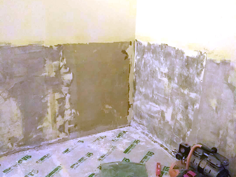 墻面修補翻新：舊墻面在翻新前一定要做墻面基底處理，粉化嚴(yán)重的要全部鏟除，鏟除后抹上一層白水泥，原來墻面過于光滑、刷過油漆的鏟除后還要做打磨處理，把粘結(jié)不牢的表皮去掉，便于新涂料和墻體粘結(jié)。墻面底漆的作用是抗堿防潮、封固基材、保護面漆，提高面漆的質(zhì)感和遮蓋力，對于老房翻新，墻面一定要做底漆，如果沒有刷底漆就直接上面漆的話，時間一長墻面容易起泡、發(fā)霉，太陽照曬時間長了也容易變色。已經(jīng)上好面漆的墻面要修補會比較麻煩，容易產(chǎn)生色差，材料的使用時間不同，質(zhì)量也難以保證，很難達到理想效果。 所以墻面的修補最好是整塊墻面，或是盡可能地選擇較大面積進行修補，這樣可以盡量避免產(chǎn)生色差，修補后的質(zhì)量也更好。