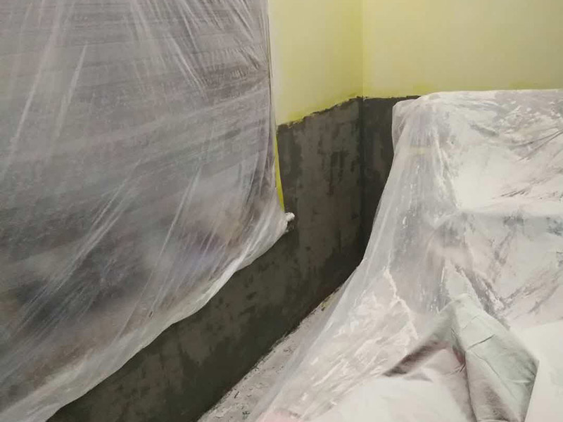 墻面修補翻新：舊墻面在翻新前一定要做墻面基底處理，粉化嚴(yán)重的要全部鏟除，鏟除后抹上一層白水泥，原來墻面過于光滑、刷過油漆的鏟除后還要做打磨處理，把粘結(jié)不牢的表皮去掉，便于新涂料和墻體粘結(jié)。墻面底漆的作用是抗堿防潮、封固基材、保護面漆，提高面漆的質(zhì)感和遮蓋力，對于老房翻新，墻面一定要做底漆，如果沒有刷底漆就直接上面漆的話，時間一長墻面容易起泡、發(fā)霉，太陽照曬時間長了也容易變色。已經(jīng)上好面漆的墻面要修補會比較麻煩，容易產(chǎn)生色差，材料的使用時間不同，質(zhì)量也難以保證，很難達到理想效果。 所以墻面的修補最好是整塊墻面，或是盡可能地選擇較大面積進行修補，這樣可以盡量避免產(chǎn)生色差，修補后的質(zhì)量也更好。