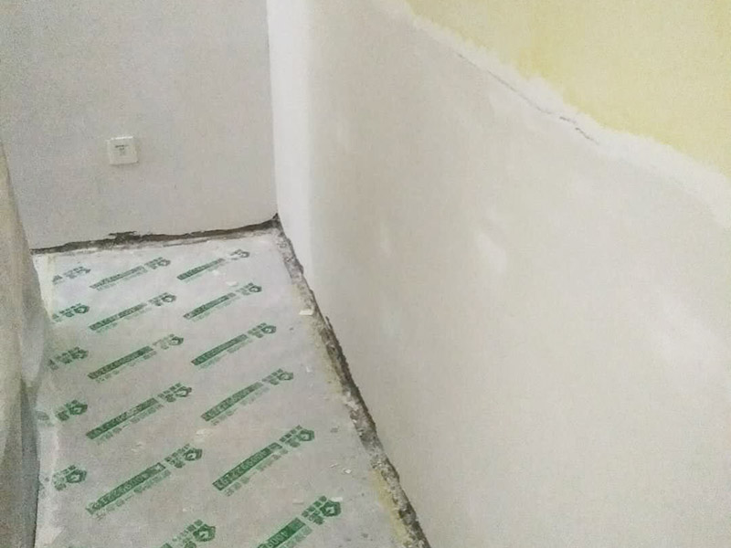 墻面修補翻新：舊墻面在翻新前一定要做墻面基底處理，粉化嚴(yán)重的要全部鏟除，鏟除后抹上一層白水泥，原來墻面過于光滑、刷過油漆的鏟除后還要做打磨處理，把粘結(jié)不牢的表皮去掉，便于新涂料和墻體粘結(jié)。墻面底漆的作用是抗堿防潮、封固基材、保護面漆，提高面漆的質(zhì)感和遮蓋力，對于老房翻新，墻面一定要做底漆，如果沒有刷底漆就直接上面漆的話，時間一長墻面容易起泡、發(fā)霉，太陽照曬時間長了也容易變色。已經(jīng)上好面漆的墻面要修補會比較麻煩，容易產(chǎn)生色差，材料的使用時間不同，質(zhì)量也難以保證，很難達到理想效果。 所以墻面的修補最好是整塊墻面，或是盡可能地選擇較大面積進行修補，這樣可以盡量避免產(chǎn)生色差，修補后的質(zhì)量也更好。