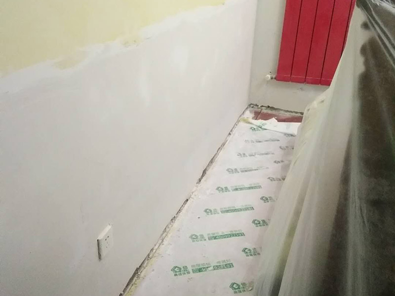 墻面修補翻新：舊墻面在翻新前一定要做墻面基底處理，粉化嚴(yán)重的要全部鏟除，鏟除后抹上一層白水泥，原來墻面過于光滑、刷過油漆的鏟除后還要做打磨處理，把粘結(jié)不牢的表皮去掉，便于新涂料和墻體粘結(jié)。墻面底漆的作用是抗堿防潮、封固基材、保護面漆，提高面漆的質(zhì)感和遮蓋力，對于老房翻新，墻面一定要做底漆，如果沒有刷底漆就直接上面漆的話，時間一長墻面容易起泡、發(fā)霉，太陽照曬時間長了也容易變色。已經(jīng)上好面漆的墻面要修補會比較麻煩，容易產(chǎn)生色差，材料的使用時間不同，質(zhì)量也難以保證，很難達到理想效果。 所以墻面的修補最好是整塊墻面，或是盡可能地選擇較大面積進行修補，這樣可以盡量避免產(chǎn)生色差，修補后的質(zhì)量也更好。