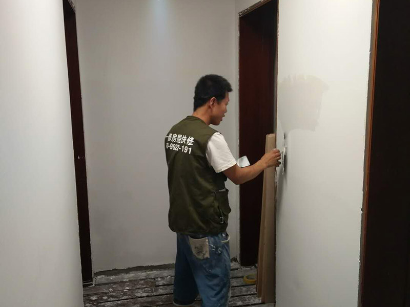 墻面修補翻新：舊墻面在翻新前一定要做墻面基底處理，粉化嚴(yán)重的要全部鏟除，鏟除后抹上一層白水泥，原來墻面過于光滑、刷過油漆的鏟除后還要做打磨處理，把粘結(jié)不牢的表皮去掉，便于新涂料和墻體粘結(jié)。墻面底漆的作用是抗堿防潮、封固基材、保護面漆，提高面漆的質(zhì)感和遮蓋力，對于老房翻新，墻面一定要做底漆，如果沒有刷底漆就直接上面漆的話，時間一長墻面容易起泡、發(fā)霉，太陽照曬時間長了也容易變色。已經(jīng)上好面漆的墻面要修補會比較麻煩，容易產(chǎn)生色差，材料的使用時間不同，質(zhì)量也難以保證，很難達到理想效果。 所以墻面的修補最好是整塊墻面，或是盡可能地選擇較大面積進行修補，這樣可以盡量避免產(chǎn)生色差，修補后的質(zhì)量也更好。