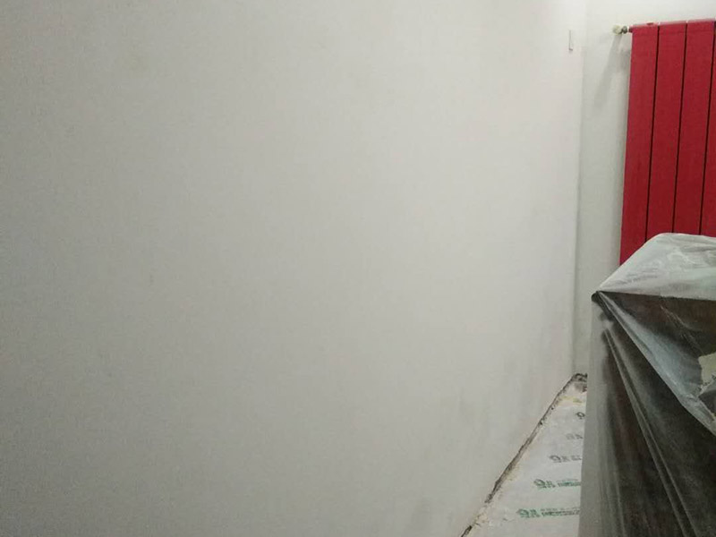 墻面修補翻新：舊墻面在翻新前一定要做墻面基底處理，粉化嚴(yán)重的要全部鏟除，鏟除后抹上一層白水泥，原來墻面過于光滑、刷過油漆的鏟除后還要做打磨處理，把粘結(jié)不牢的表皮去掉，便于新涂料和墻體粘結(jié)。墻面底漆的作用是抗堿防潮、封固基材、保護面漆，提高面漆的質(zhì)感和遮蓋力，對于老房翻新，墻面一定要做底漆，如果沒有刷底漆就直接上面漆的話，時間一長墻面容易起泡、發(fā)霉，太陽照曬時間長了也容易變色。已經(jīng)上好面漆的墻面要修補會比較麻煩，容易產(chǎn)生色差，材料的使用時間不同，質(zhì)量也難以保證，很難達到理想效果。 所以墻面的修補最好是整塊墻面，或是盡可能地選擇較大面積進行修補，這樣可以盡量避免產(chǎn)生色差，修補后的質(zhì)量也更好。