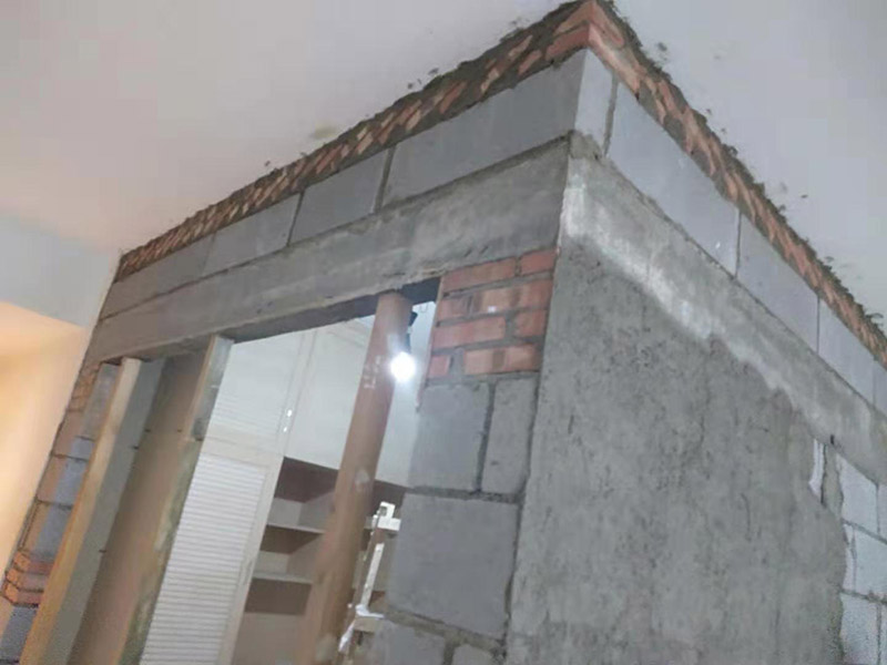 客廳隔斷砌墻施工:首先應(yīng)準(zhǔn)備好水泥沙、鋼筋及輕質(zhì)磚等所需材料，并根據(jù)室內(nèi)設(shè)計(jì)情況確定砌墻的位置，攪將水泥砂漿攪拌均勻后即可開(kāi)始砌墻。砌墻時(shí)按照?qǐng)D紙進(jìn)行，新舊墻體連接處需將鋼筋打入舊墻體，深度要夠深。墻體砌好之后，需在水泥批蕩之前做好掛網(wǎng)處理。