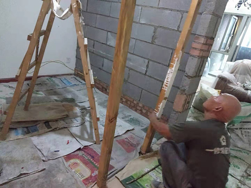 客廳隔斷砌墻施工:首先應(yīng)準(zhǔn)備好水泥沙、鋼筋及輕質(zhì)磚等所需材料，并根據(jù)室內(nèi)設(shè)計(jì)情況確定砌墻的位置，攪將水泥砂漿攪拌均勻后即可開(kāi)始砌墻。砌墻時(shí)按照?qǐng)D紙進(jìn)行，新舊墻體連接處需將鋼筋打入舊墻體，深度要夠深。墻體砌好之后，需在水泥批蕩之前做好掛網(wǎng)處理。