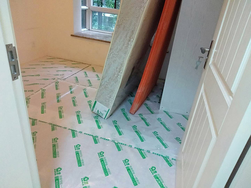 水管漏水維修：水管漏水修補(bǔ)要先找到漏水點(diǎn)，然后針對性修補(bǔ)，水管裂縫小可以直接將在漏水處涂抹上玻璃膠，但是要先關(guān)閉水閘、保持滲漏處干燥才能施工，玻璃膠干了之后才可以打開水閘，若是破損大，可將其切掉，用一節(jié)新水管和兩個(gè)接頭來修補(bǔ)，并在接頭處涂抹膠水密封。