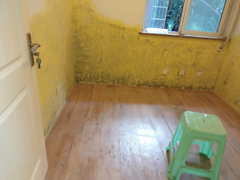 水管漏水維修：水管漏水修補(bǔ)要先找到漏水點(diǎn)，然后針對性修補(bǔ)，水管裂縫小可以直接將在漏水處涂抹上玻璃膠，但是要先關(guān)閉水閘、保持滲漏處干燥才能施工，玻璃膠干了之后才可以打開水閘，若是破損大，可將其切掉，用一節(jié)新水管和兩個(gè)接頭來修補(bǔ)，并在接頭處涂抹膠水密封。