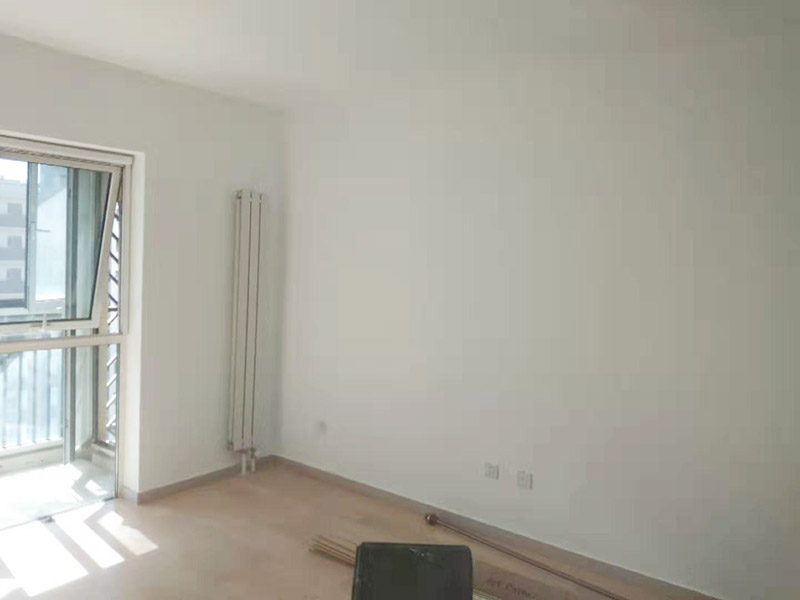 全屋刮大白裝修：刮大白就是在水泥毛糙面上 ，用建筑用的大白粉將墻面刮平刷白，具體步驟首先要基層處理把原有的大白戧掉，查看墻面上有沒有縫隙，釘子凹槽，銹點(diǎn)。 有縫隙的要填滿石膏，刷墻固墻鏈，之后在房屋頂棚都要滿刮石膏，然后在刮大白，刮大白比較重要，至少要全面的刮兩遍。干后在用打磨砂紙把小包和刮板印道子等磨掉，最后一步就是刷或者噴乳膠漆。