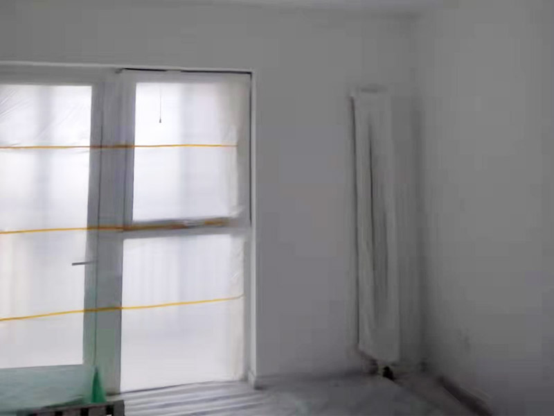 全屋刮大白裝修：刮大白就是在水泥毛糙面上 ，用建筑用的大白粉將墻面刮平刷白，具體步驟首先要基層處理把原有的大白戧掉，查看墻面上有沒有縫隙，釘子凹槽，銹點(diǎn)。 有縫隙的要填滿石膏，刷墻固墻鏈，之后在房屋頂棚都要滿刮石膏，然后在刮大白，刮大白比較重要，至少要全面的刮兩遍。干后在用打磨砂紙把小包和刮板印道子等磨掉，最后一步就是刷或者噴乳膠漆。