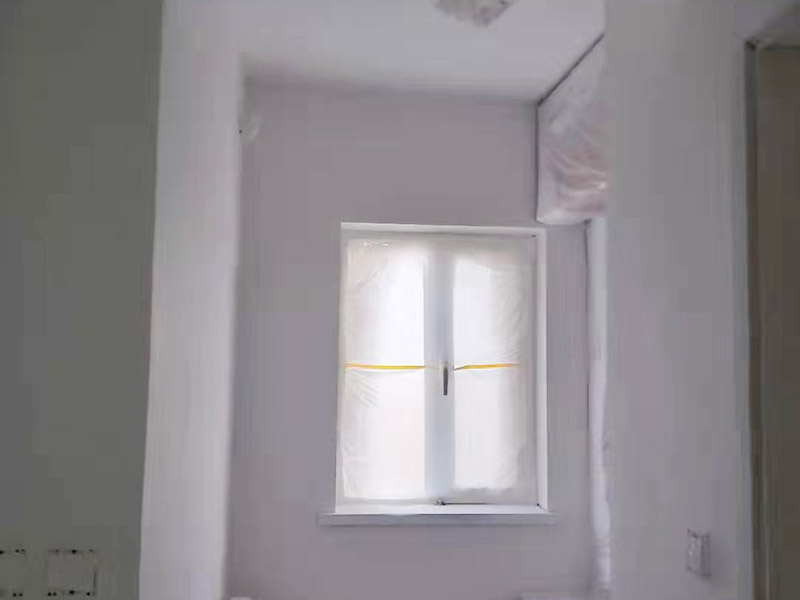 全屋刮大白裝修：刮大白就是在水泥毛糙面上 ，用建筑用的大白粉將墻面刮平刷白，具體步驟首先要基層處理把原有的大白戧掉，查看墻面上有沒有縫隙，釘子凹槽，銹點(diǎn)。 有縫隙的要填滿石膏，刷墻固墻鏈，之后在房屋頂棚都要滿刮石膏，然后在刮大白，刮大白比較重要，至少要全面的刮兩遍。干后在用打磨砂紙把小包和刮板印道子等磨掉，最后一步就是刷或者噴乳膠漆。