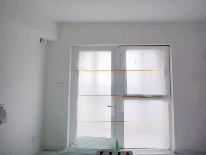 全屋刮大白裝修：刮大白就是在水泥毛糙面上 ，用建筑用的大白粉將墻面刮平刷白，具體步驟首先要基層處理把原有的大白戧掉，查看墻面上有沒有縫隙，釘子凹槽，銹點(diǎn)。 有縫隙的要填滿石膏，刷墻固墻鏈，之后在房屋頂棚都要滿刮石膏，然后在刮大白，刮大白比較重要，至少要全面的刮兩遍。干后在用打磨砂紙把小包和刮板印道子等磨掉，最后一步就是刷或者噴乳膠漆。