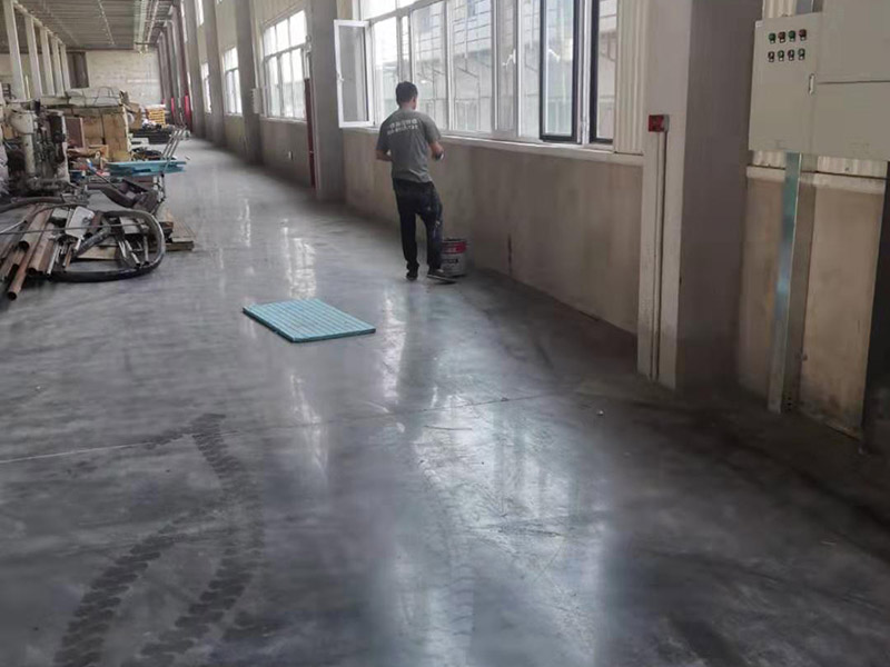 工廠墻裙翻新裝修：在對(duì)工廠墻面翻新時(shí)，必須先清潔以前的墻。如果粉末很嚴(yán)重，必須將其清理干凈。因?yàn)橹暗膲Ρ诳赡芡坑杏推岷腿槟z漆，所以最好在根除后再進(jìn)行涂漆。工廠墻面翻新時(shí)還要進(jìn)行拋光，應(yīng)清理原始?jí)Ρ谏系膱?jiān)固皮膚和浮動(dòng)水槽。如果有一小部分墻壁和裂縫，可以用膩?zhàn)犹畛洹?如果工廠墻面翻新在修復(fù)過程中不全面，并且涂漆過程已經(jīng)完成，那將非常麻煩，等到涂漆項(xiàng)目完成，再去修復(fù)，就很難達(dá)到預(yù)期的效果。而且最大的問題是色差問題，所以在修復(fù)工廠墻面時(shí)一定要小心、全面，不要給以后的項(xiàng)目增加負(fù)擔(dān)。 一般的工廠面積比較大，工廠墻面翻新時(shí)重要是在面漆方面。在上面漆之前，根據(jù)油漆的說明比例搭配，準(zhǔn)備足夠的量以確保所有墻面的顏色相同，免得油漆不足，需要重新調(diào)配，這樣很容易造成色差、不均勻。工廠墻面翻新時(shí)，還應(yīng)選擇優(yōu)質(zhì)的涂料滾筒，使油漆質(zhì)地更均勻，更美觀。