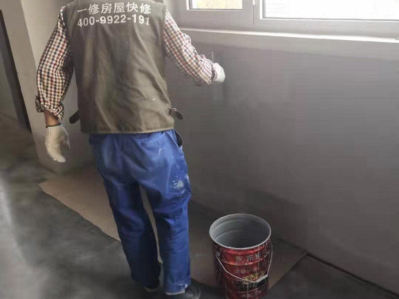 工廠墻裙翻新裝修：在對(duì)工廠墻面翻新時(shí)，必須先清潔以前的墻。如果粉末很嚴(yán)重，必須將其清理干凈。因?yàn)橹暗膲Ρ诳赡芡坑杏推岷腿槟z漆，所以最好在根除后再進(jìn)行涂漆。工廠墻面翻新時(shí)還要進(jìn)行拋光，應(yīng)清理原始?jí)Ρ谏系膱?jiān)固皮膚和浮動(dòng)水槽。如果有一小部分墻壁和裂縫，可以用膩?zhàn)犹畛洹?如果工廠墻面翻新在修復(fù)過程中不全面，并且涂漆過程已經(jīng)完成，那將非常麻煩，等到涂漆項(xiàng)目完成，再去修復(fù)，就很難達(dá)到預(yù)期的效果。而且最大的問題是色差問題，所以在修復(fù)工廠墻面時(shí)一定要小心、全面，不要給以后的項(xiàng)目增加負(fù)擔(dān)。 一般的工廠面積比較大，工廠墻面翻新時(shí)重要是在面漆方面。在上面漆之前，根據(jù)油漆的說明比例搭配，準(zhǔn)備足夠的量以確保所有墻面的顏色相同，免得油漆不足，需要重新調(diào)配，這樣很容易造成色差、不均勻。工廠墻面翻新時(shí)，還應(yīng)選擇優(yōu)質(zhì)的涂料滾筒，使油漆質(zhì)地更均勻，更美觀。