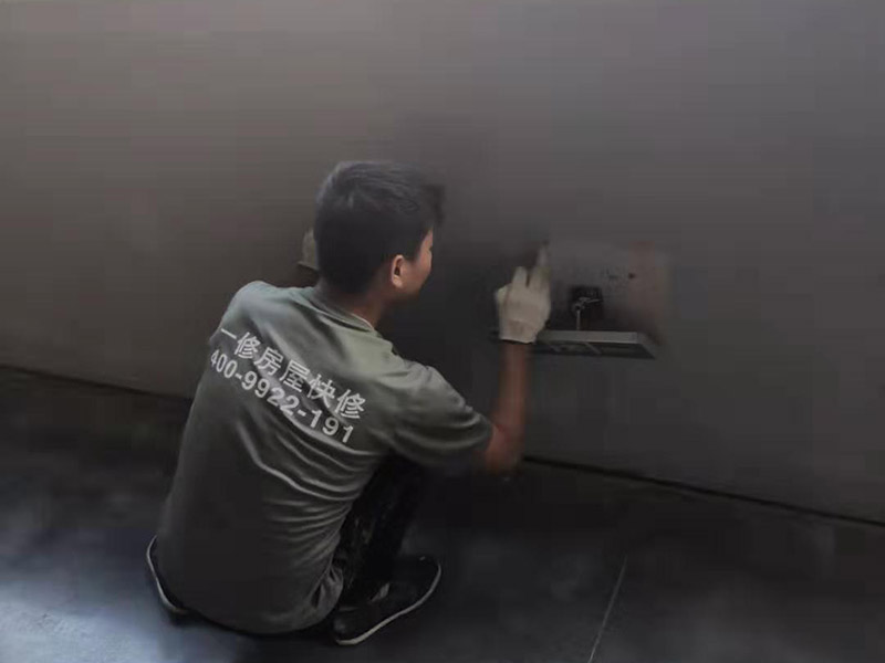 工廠墻裙翻新裝修：在對(duì)工廠墻面翻新時(shí)，必須先清潔以前的墻。如果粉末很嚴(yán)重，必須將其清理干凈。因?yàn)橹暗膲Ρ诳赡芡坑杏推岷腿槟z漆，所以最好在根除后再進(jìn)行涂漆。工廠墻面翻新時(shí)還要進(jìn)行拋光，應(yīng)清理原始?jí)Ρ谏系膱?jiān)固皮膚和浮動(dòng)水槽。如果有一小部分墻壁和裂縫，可以用膩?zhàn)犹畛洹?如果工廠墻面翻新在修復(fù)過程中不全面，并且涂漆過程已經(jīng)完成，那將非常麻煩，等到涂漆項(xiàng)目完成，再去修復(fù)，就很難達(dá)到預(yù)期的效果。而且最大的問題是色差問題，所以在修復(fù)工廠墻面時(shí)一定要小心、全面，不要給以后的項(xiàng)目增加負(fù)擔(dān)。 一般的工廠面積比較大，工廠墻面翻新時(shí)重要是在面漆方面。在上面漆之前，根據(jù)油漆的說明比例搭配，準(zhǔn)備足夠的量以確保所有墻面的顏色相同，免得油漆不足，需要重新調(diào)配，這樣很容易造成色差、不均勻。工廠墻面翻新時(shí)，還應(yīng)選擇優(yōu)質(zhì)的涂料滾筒，使油漆質(zhì)地更均勻，更美觀。