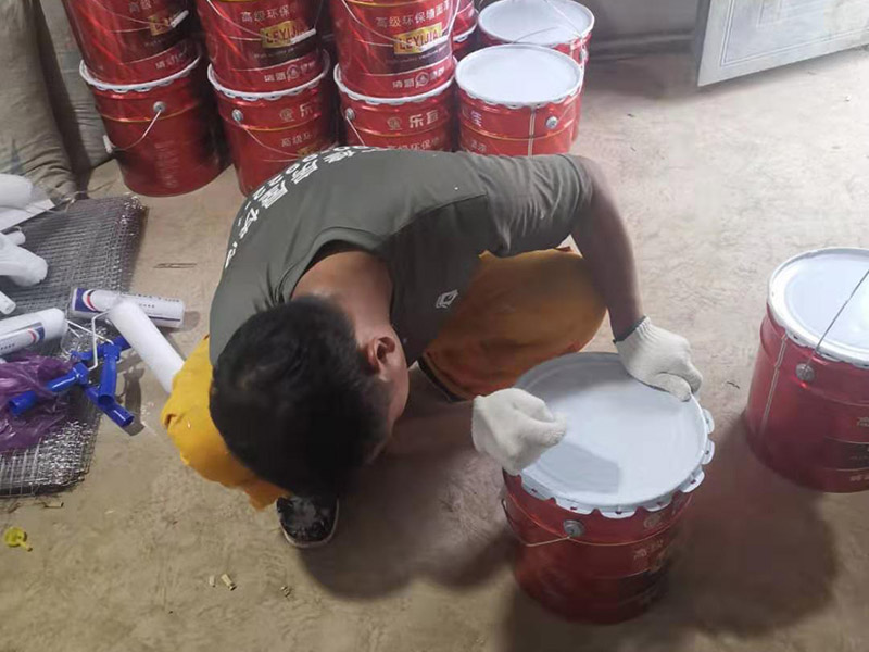 工廠墻裙翻新裝修：在對(duì)工廠墻面翻新時(shí)，必須先清潔以前的墻。如果粉末很嚴(yán)重，必須將其清理干凈。因?yàn)橹暗膲Ρ诳赡芡坑杏推岷腿槟z漆，所以最好在根除后再進(jìn)行涂漆。工廠墻面翻新時(shí)還要進(jìn)行拋光，應(yīng)清理原始?jí)Ρ谏系膱?jiān)固皮膚和浮動(dòng)水槽。如果有一小部分墻壁和裂縫，可以用膩?zhàn)犹畛洹?如果工廠墻面翻新在修復(fù)過程中不全面，并且涂漆過程已經(jīng)完成，那將非常麻煩，等到涂漆項(xiàng)目完成，再去修復(fù)，就很難達(dá)到預(yù)期的效果。而且最大的問題是色差問題，所以在修復(fù)工廠墻面時(shí)一定要小心、全面，不要給以后的項(xiàng)目增加負(fù)擔(dān)。 一般的工廠面積比較大，工廠墻面翻新時(shí)重要是在面漆方面。在上面漆之前，根據(jù)油漆的說明比例搭配，準(zhǔn)備足夠的量以確保所有墻面的顏色相同，免得油漆不足，需要重新調(diào)配，這樣很容易造成色差、不均勻。工廠墻面翻新時(shí)，還應(yīng)選擇優(yōu)質(zhì)的涂料滾筒，使油漆質(zhì)地更均勻，更美觀。