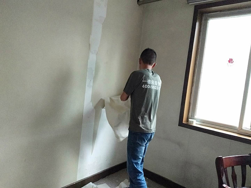 臥室墻紙拆除翻新:墻紙拆除分兩步，首先把表面層揭下，然后再噴水或均勻涂水在基層面，待基層面全部浸水飽合后，即可輕力揭下，最后再用鏟刀清理墻面，修補(bǔ)損壞墻面即可鋪貼墻紙。